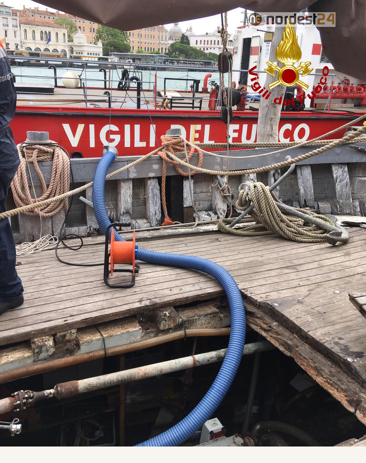 Storica Imbarcazione Imbarca Acqua In Canal Grande Intervento Dei