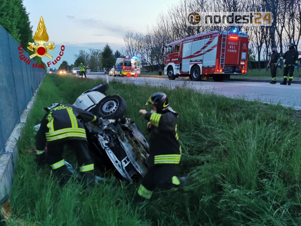 Incidente A Brugnera Scontro Tra Due Auto Una Finisce Nel Fossato