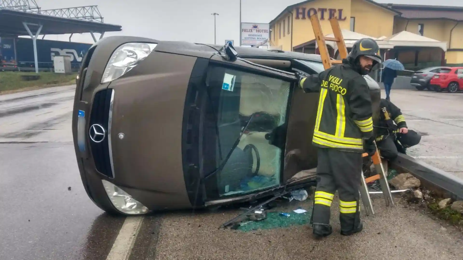 Scontro Tra Due Auto Una Si Ribalta Su Un Fianco Feriti I Conducenti