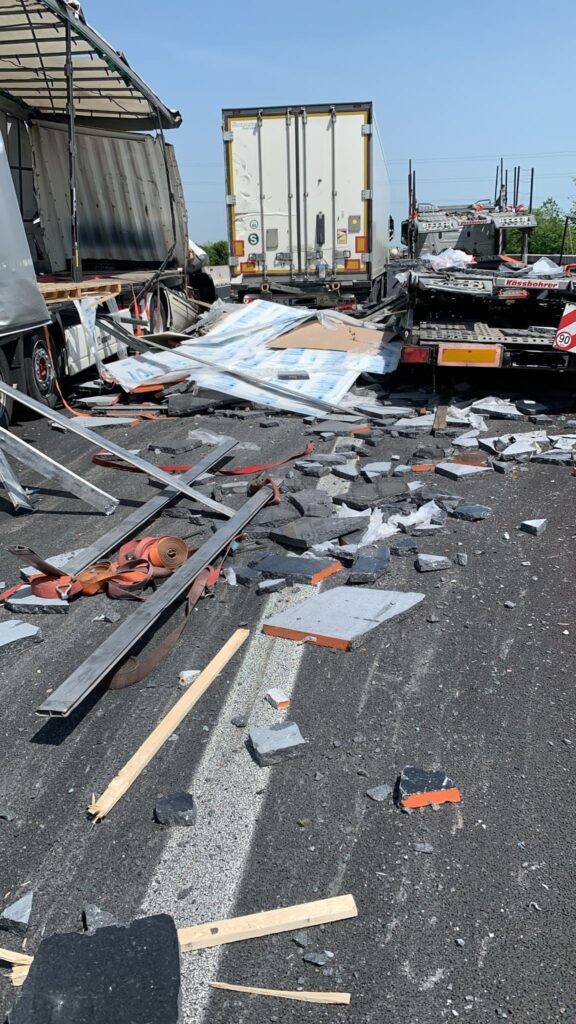 Quinto Incidente In A4 Violento Scontro Tra Mezzi Pesanti Un Ferito