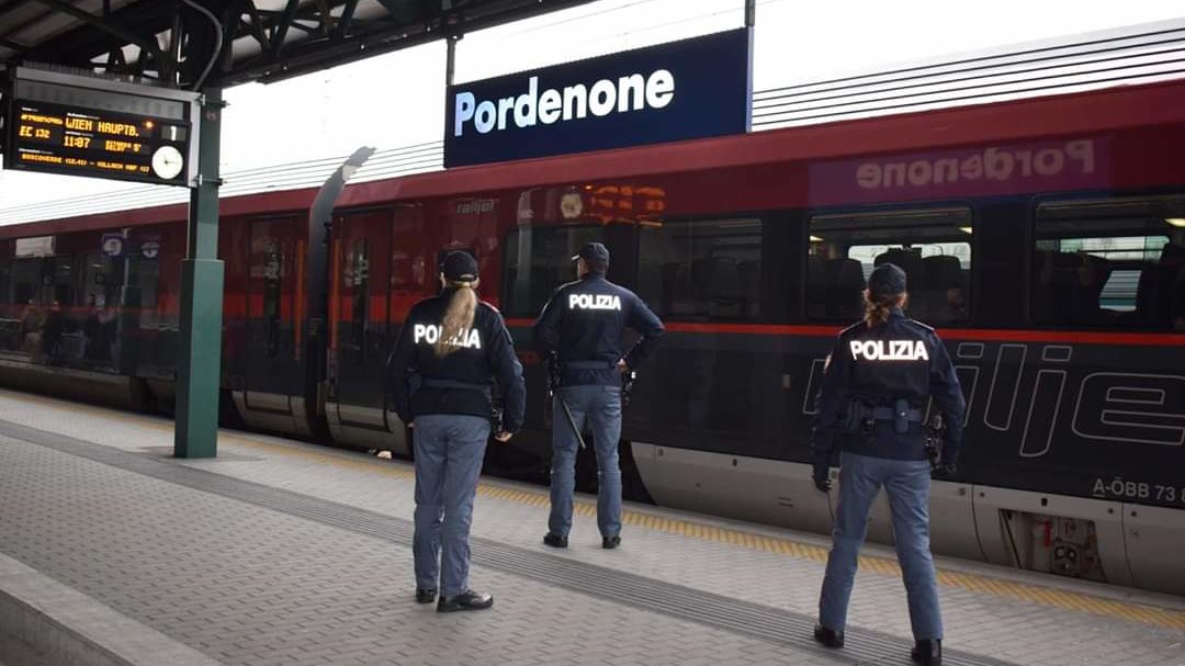 Sul treno senza biglietto, aggredisce la polizia 