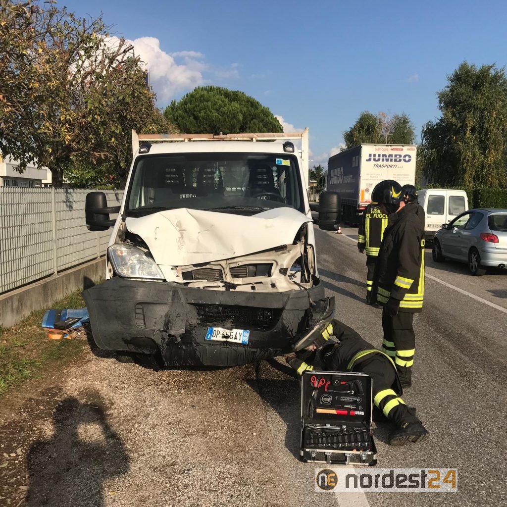 Incidente A Pradamano Scontro Frontale Tra Due Furgoni Nordest