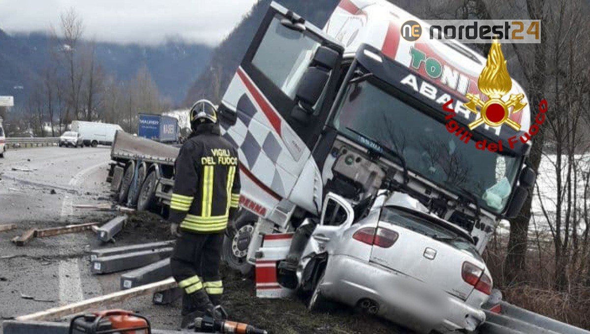 Scontro Frontale Tra Un’auto E Un Articolato: Deceduto Sul Colpo L ...