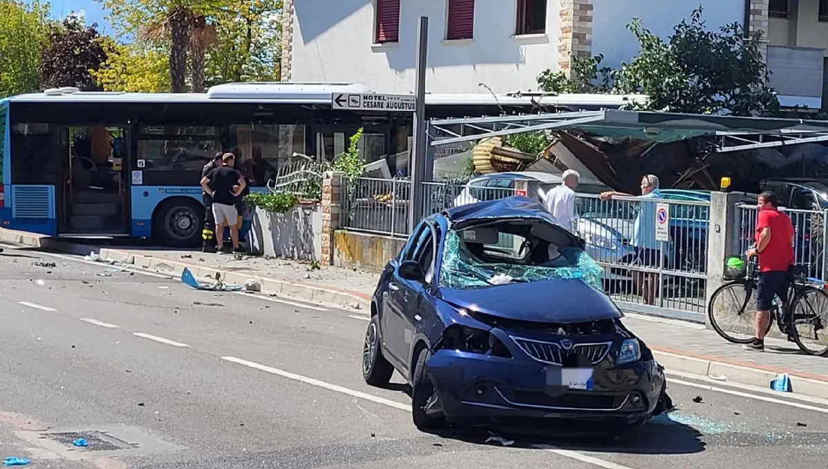 Incidente A Jesolo Scontro Tra Bus Ed Auto Gravissime Due Enni