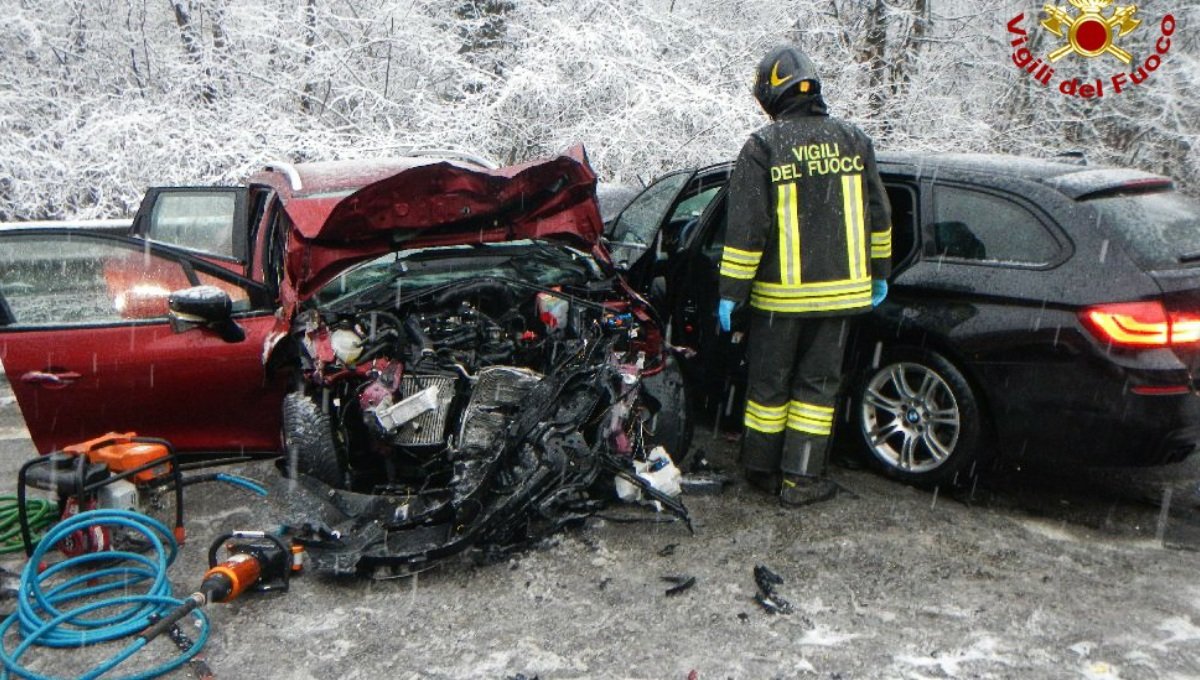 Tremendo Scontro Frontale Tra Due Auto: 4 Feriti Tra Cui Un Minore ...