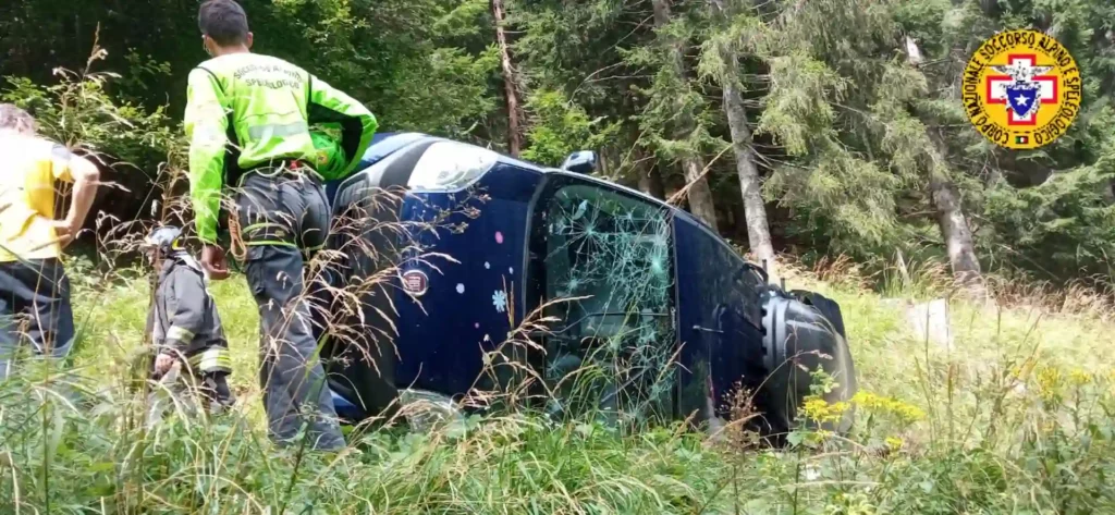 Pontebba un'auto finisce nella scarpata