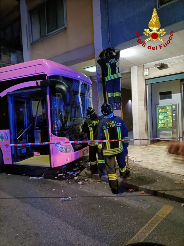 Mestre. Malore Alla Guida, Bus Elettrico Piomba Contro Il Pilastro Di ...