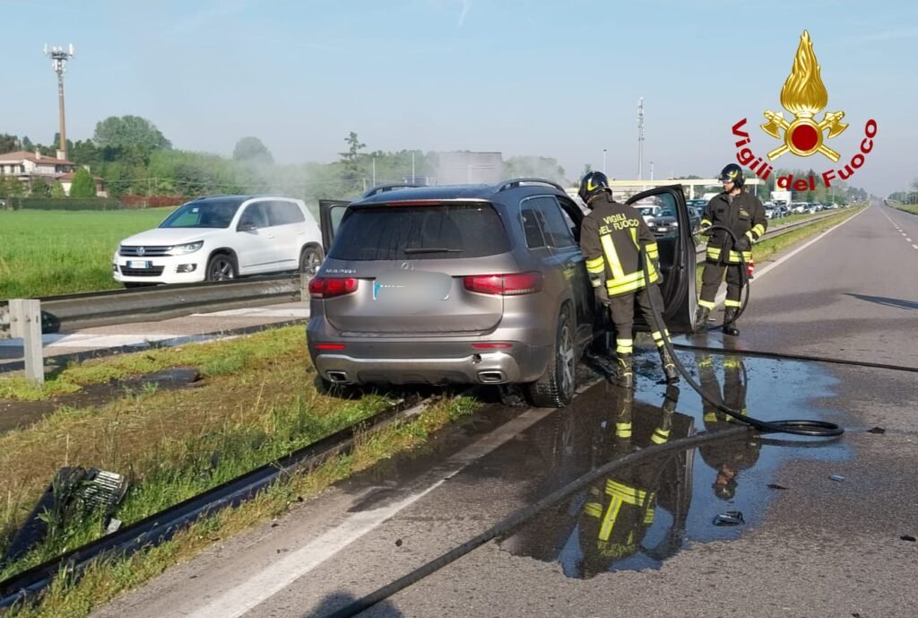 Mercedes GLB A Fuoco Dopo Lo Schianto Contro Il Guardrail: Suv ...