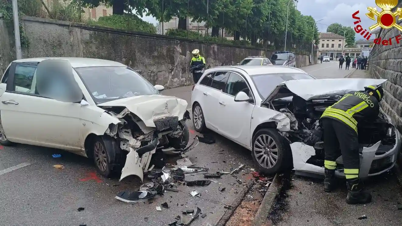 Drammatico Scontro Frontale Tra Due Auto Morta Una Enne Salvi Bambini Piccoli Nordest