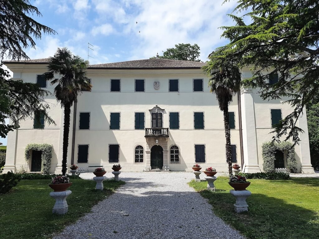 Villa Pace a Campolongo Tapogliano è una villa veneta del XVIII secolo