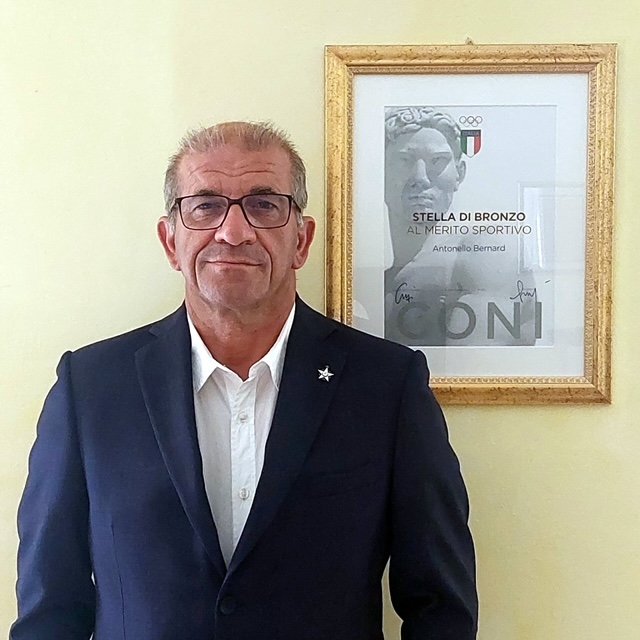 Foto inerente il premio ricevuto dal Presidente Bernard Antonello: “Stella di Bronzo al merito sportivo” ricevuta dal CONI