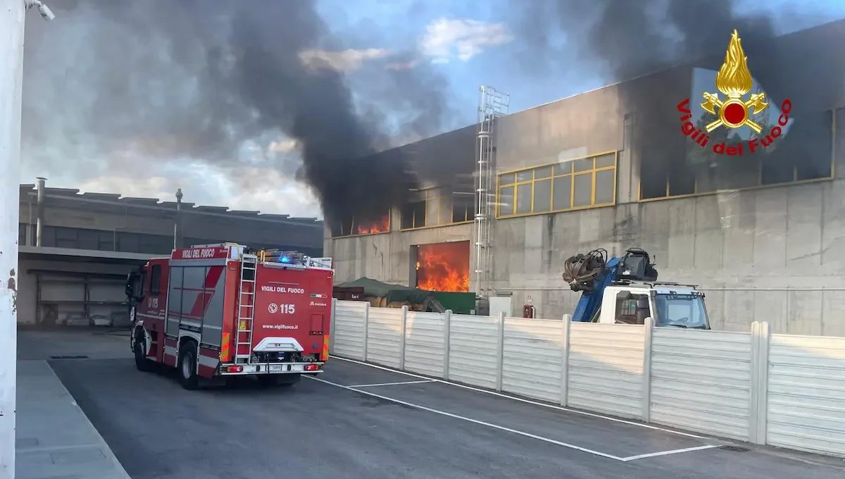 Sandrigo, scoppia l'incendio in un'impresa di gestione rifiuti