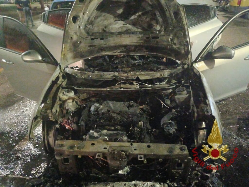 Incendio nella notte, auto in piazza avvolta dalle fiamme