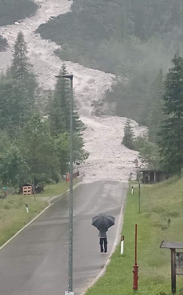 Val di Zoldo: Provinciale 347 del passo Duran chiusa per colata detritica