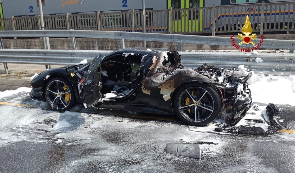 Ferrari 296 GTS Ibrida va a fuoco all'improvviso, il conducente scende appena in tempo