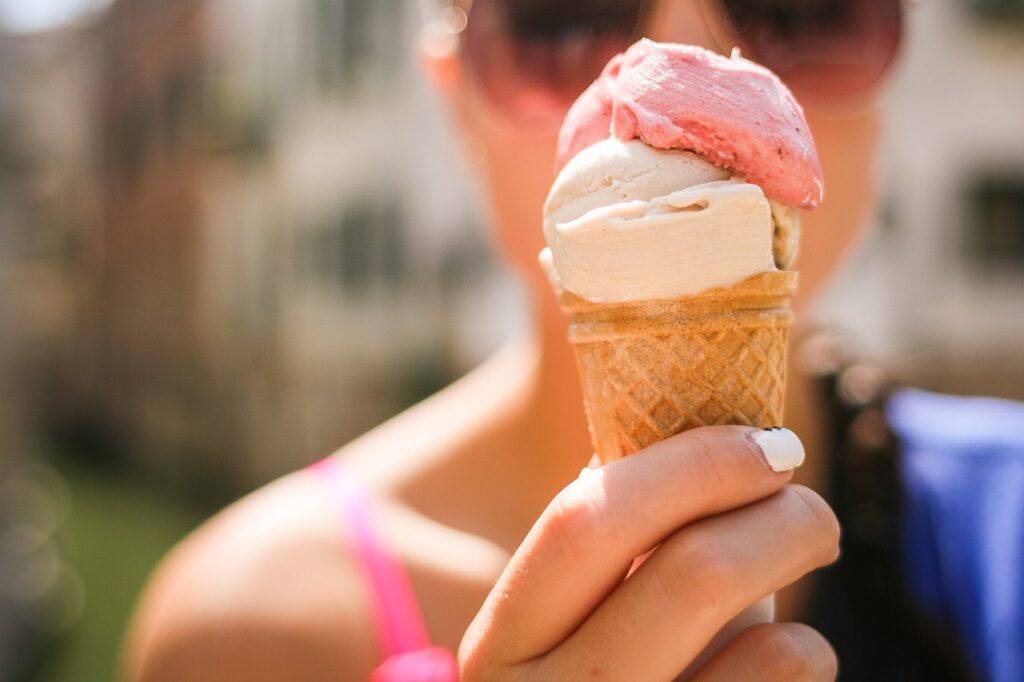 Bere abbondante acqua per mantenere il corpo idratato è essenziale, soprattutto durante le ore più calde della giornata.