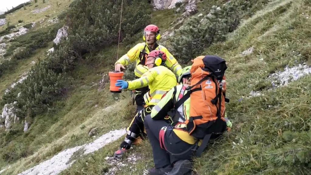 ciclista precipita per 15 metri e muore