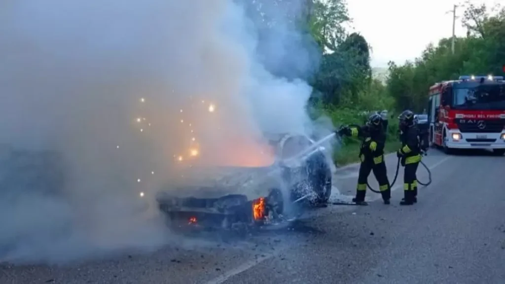 Il motore si incendia: famiglia si salva scappando dall'auto