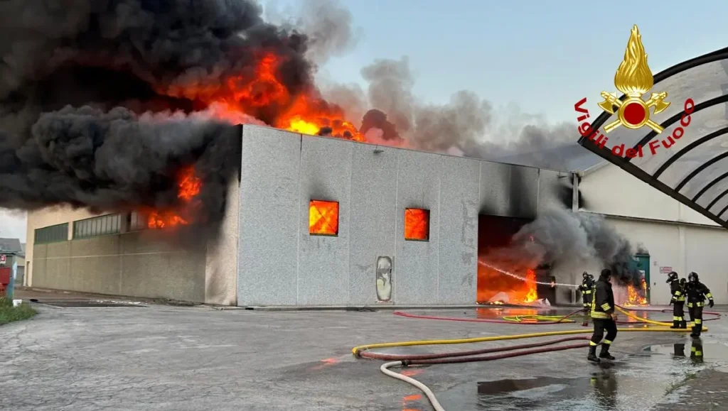 Spaventoso incendio nell'azienda chimica a Monticello Conte Otto: domate le fiamme