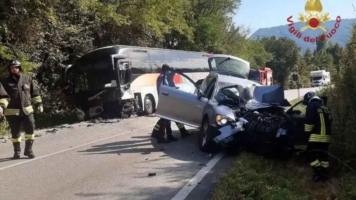 Tremendo Scontro Frontale Tra Autobus Con Persone A Bordo Ed Auto Un Ferito Grave Nordest