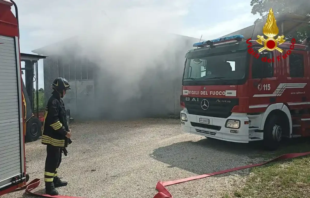 Fiamme da un carrello elevatore in azienda a Brugnera