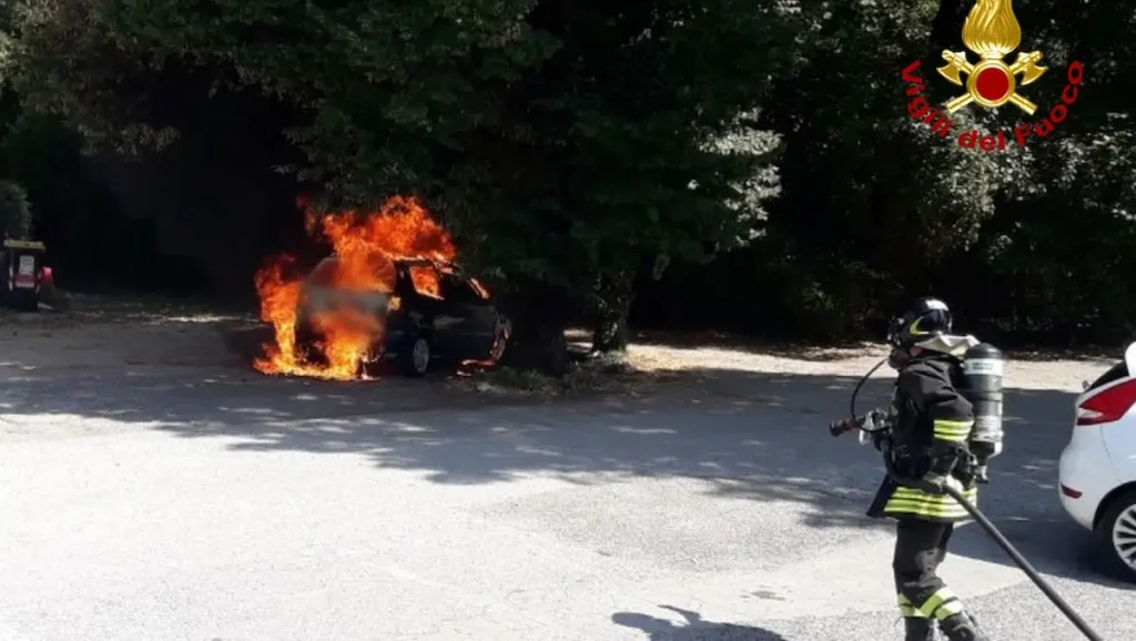 incendio che ha coinvolto un'autovettura a Fogliano di Redipuglia