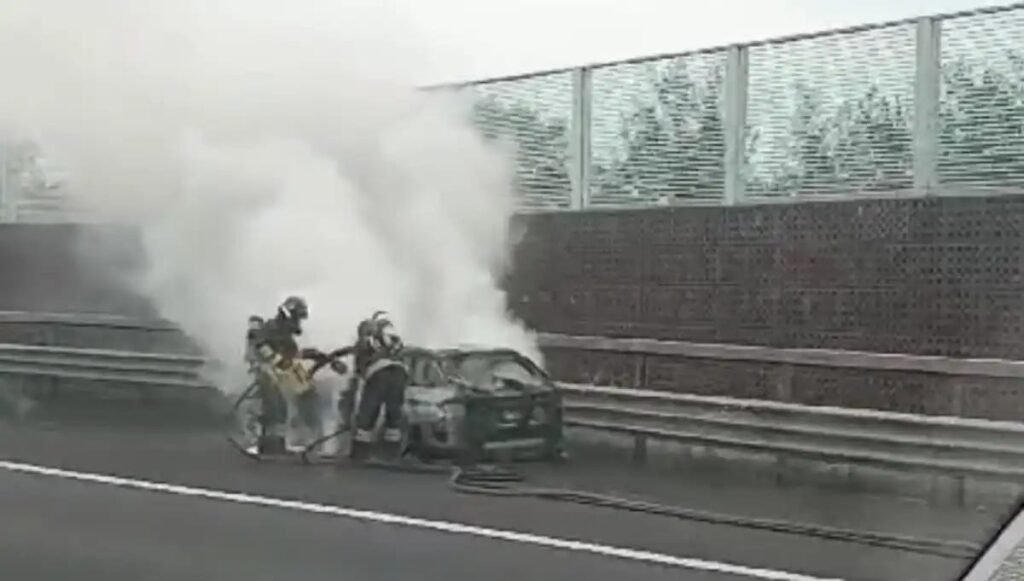 Incendio in A4: auto in fiamme. Reindirizzamento del traffico sulla A27/A28