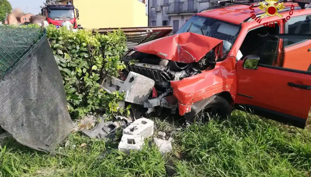 Auto piomba dentro un giardino