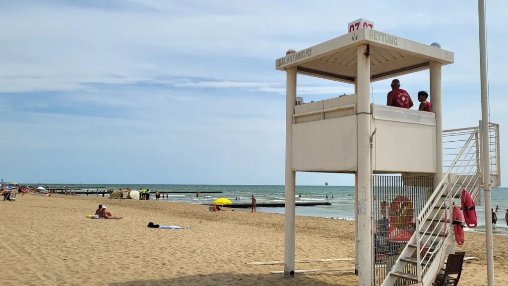 donna si accascia in riva al mare e muore