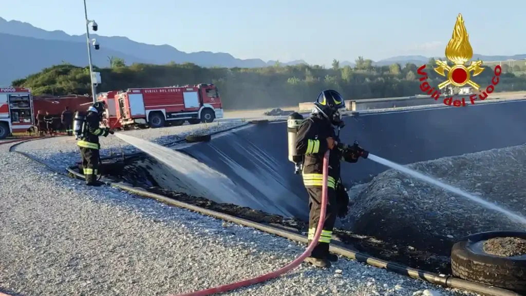 Incendio alla discarica di Maniago