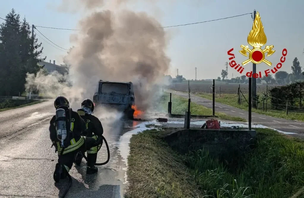 Fiat Multipla a metano prende fuoco