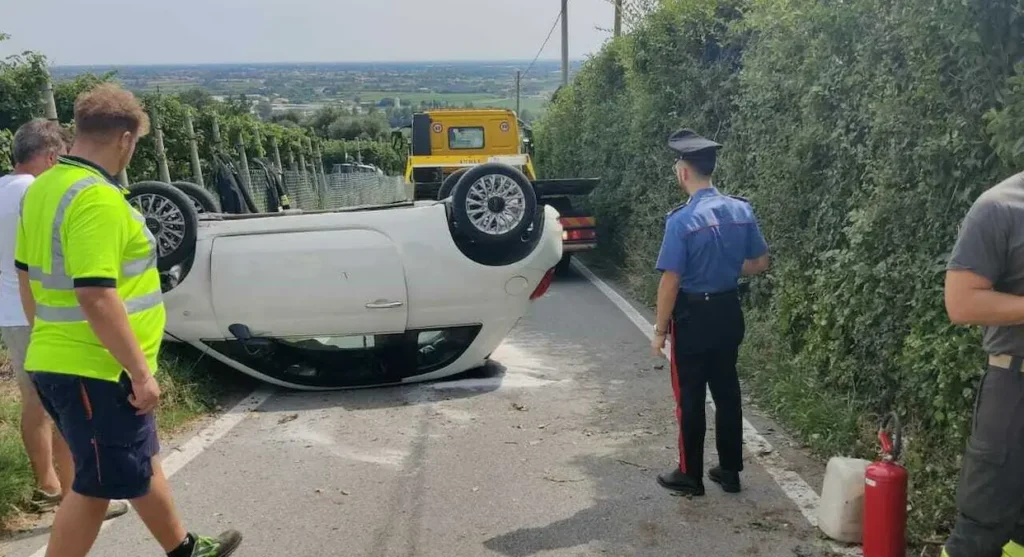 non riesce a controllare la sua Fiat 500 e si ribalta