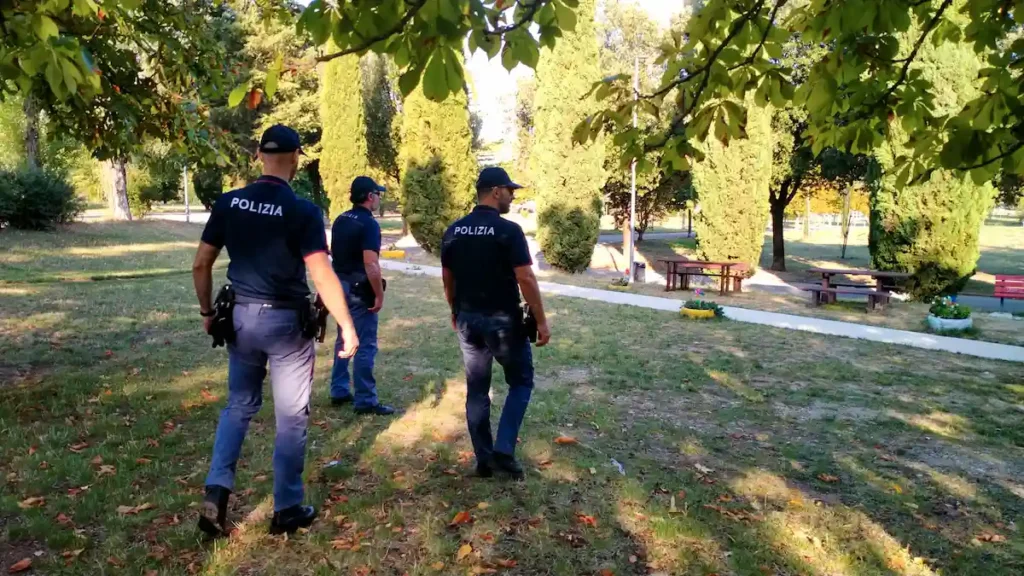 Atti osceni verso i minori al parco pubblico