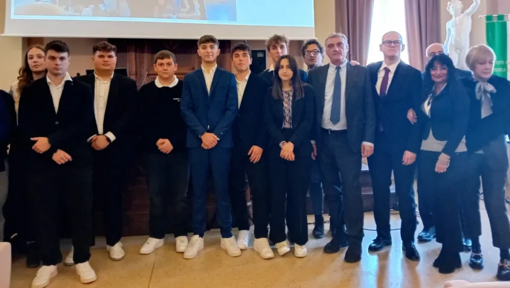 CONEGLIANO: CONSEGNATE LE BORSE DI STUDIO PER I PROGETTI A DIECI STUDENTI DELL'ISTITUTO CERLETTI