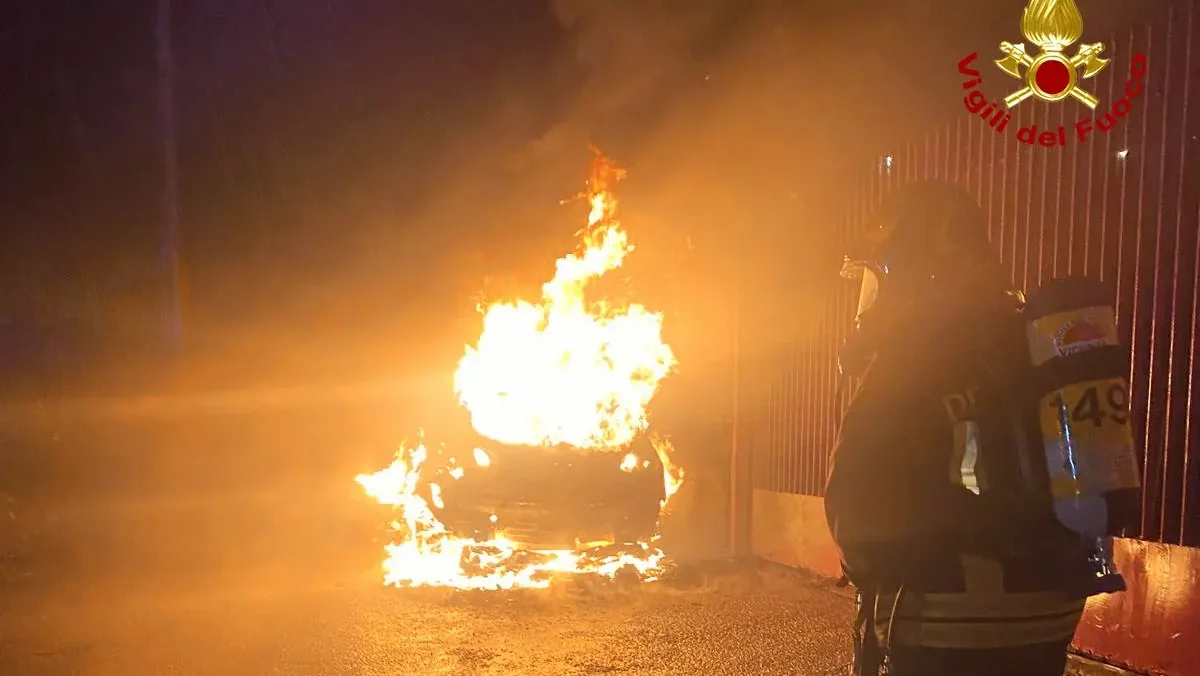 Auto parcheggiata in strada da ore avvolta dalle fiamme all'improvviso