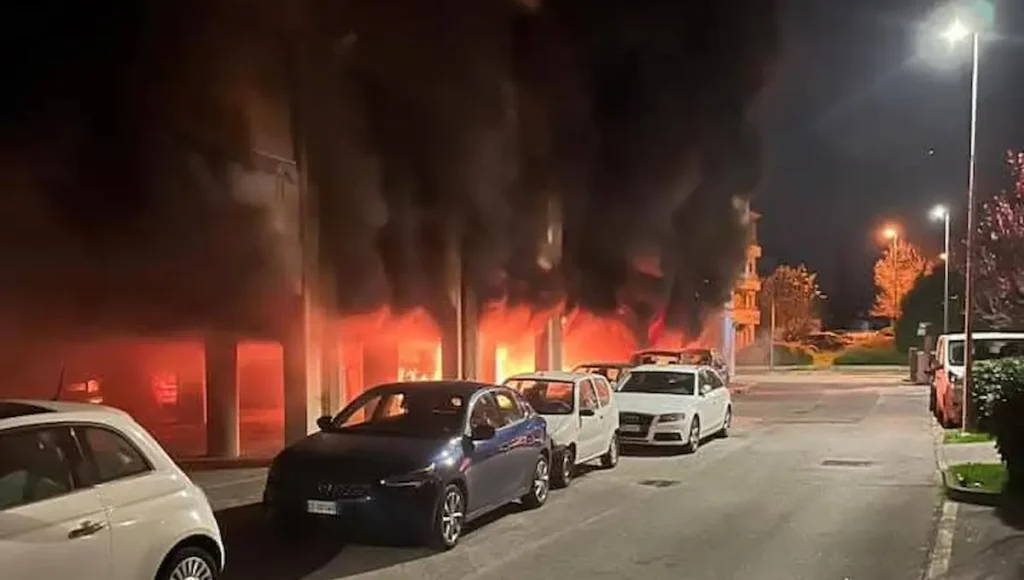 CERVIGNANO DEL FRIULI (UD) INCENDIO AUTOVETTURE EVACUATI 24 APPARTAMENTI