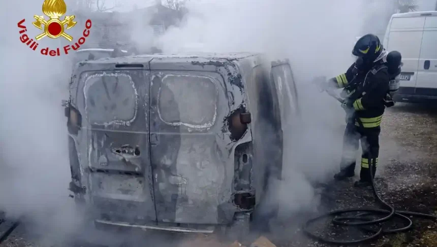 un furgone è stato avvolto dalle fiamme mentre si trovava presso un’officina