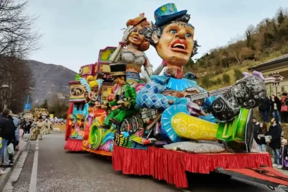 foto di un carro allegorico dell’edizione 2024 del Carnevale di Tarzo.