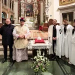 Nella foto si vede da sx: il Sindaco di Tarcento, Mons. Luca Calligaro, la maschera funebre del Bato Carlo I d’Asburgo, i membri della delegazione dell’Ordine Militare Teutonico.