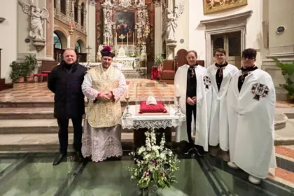 Nella foto si vede da sx: il Sindaco di Tarcento, Mons. Luca Calligaro, la maschera funebre del Bato Carlo I d’Asburgo, i membri della delegazione dell’Ordine Militare Teutonico.