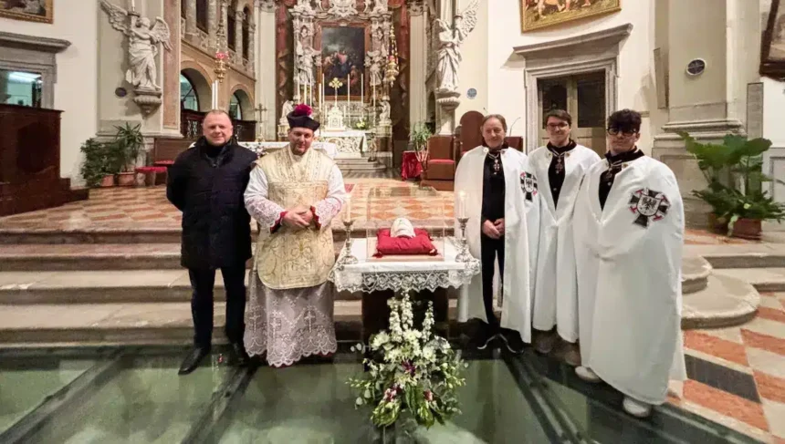 Nella foto si vede da sx: il Sindaco di Tarcento, Mons. Luca Calligaro, la maschera funebre del Bato Carlo I d’Asburgo, i membri della delegazione dell’Ordine Militare Teutonico.