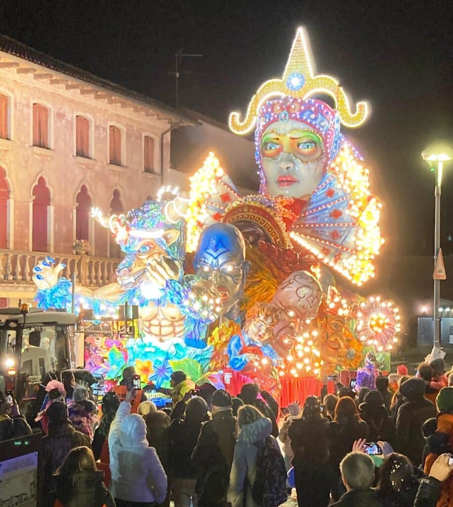 Carnevali di Marca, un weekend di festa: in 20mila alla sfilata dei carri di Vittorio Veneto