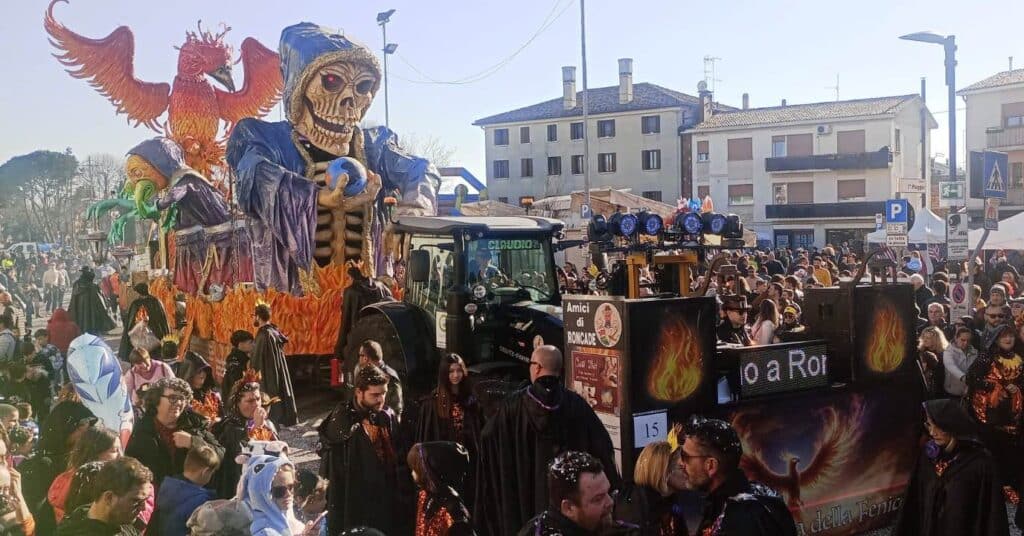 Carnevali di Marca, un weekend di festa: in 20mila alla sfilata dei carri di Vittorio Veneto