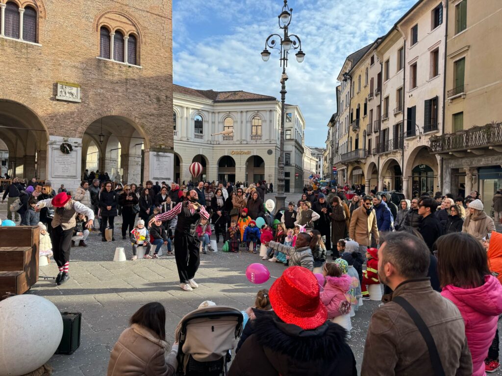 Carnevali di Marca, un weekend di festa: in 20mila alla sfilata dei carri di Vittorio Veneto